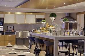 Daily to-go breakfast (EUR 20 per person)