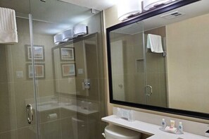 Combined shower/tub, hair dryer, towels - Comfort Inn Toronto North (Toronto)