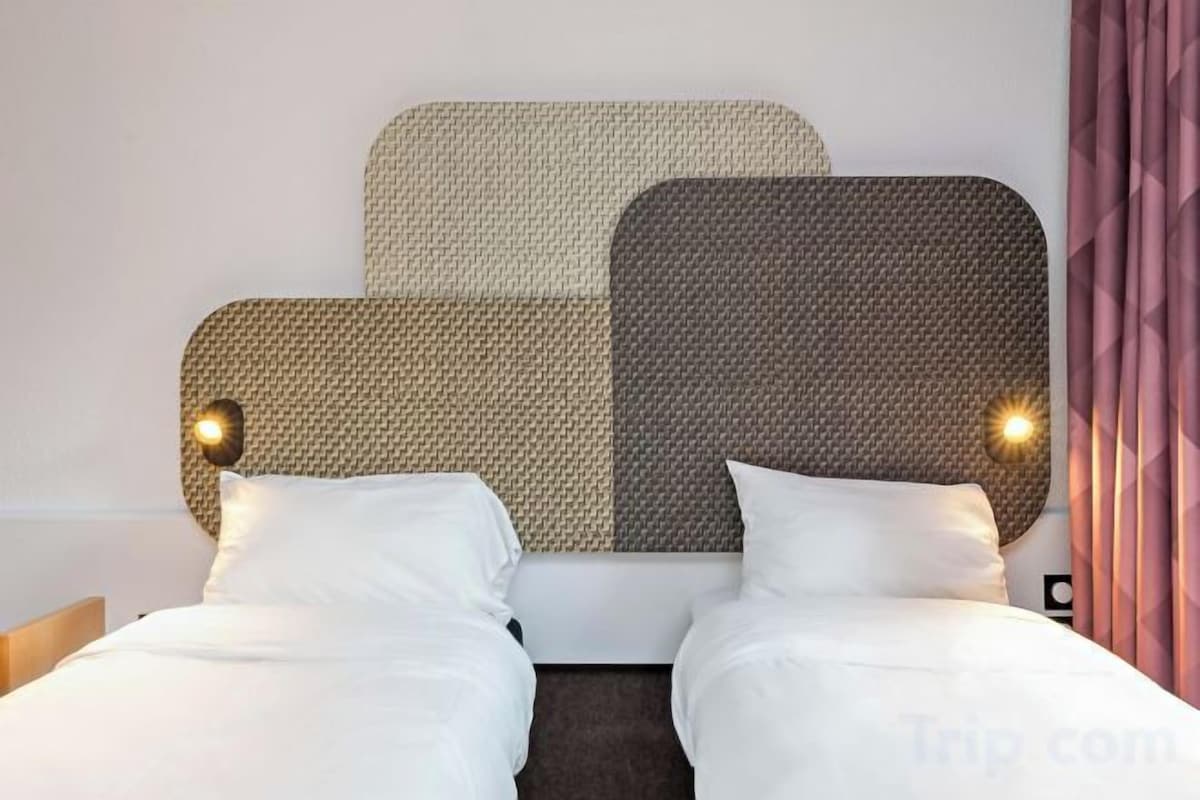 Luxe beddengoed, een kluis op de kamer, een bureau, geluiddichte muren
