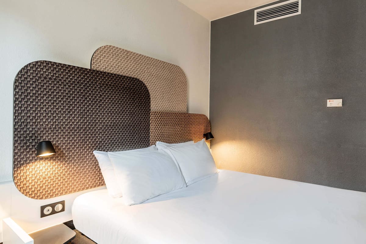 Premium bedding, in-room safe, desk, soundproofing