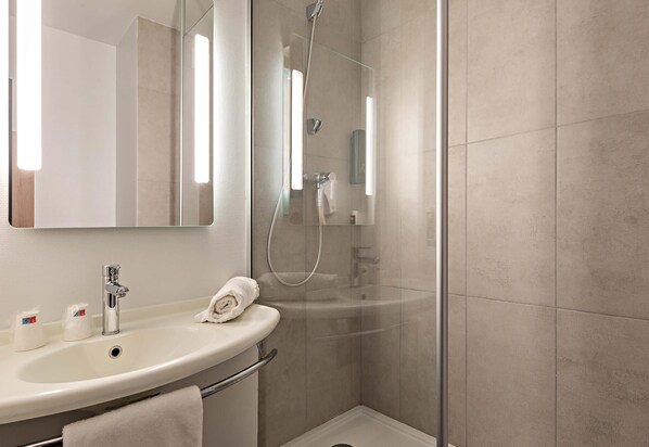 Shower, hair dryer, towels - B&B HOTEL Rouen Centre Rive Gauche (Rouen)