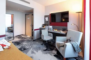 Standard Room, 1 Queen Bed | Hypo-allergenic bedding, minibar, in-room safe, blackout drapes