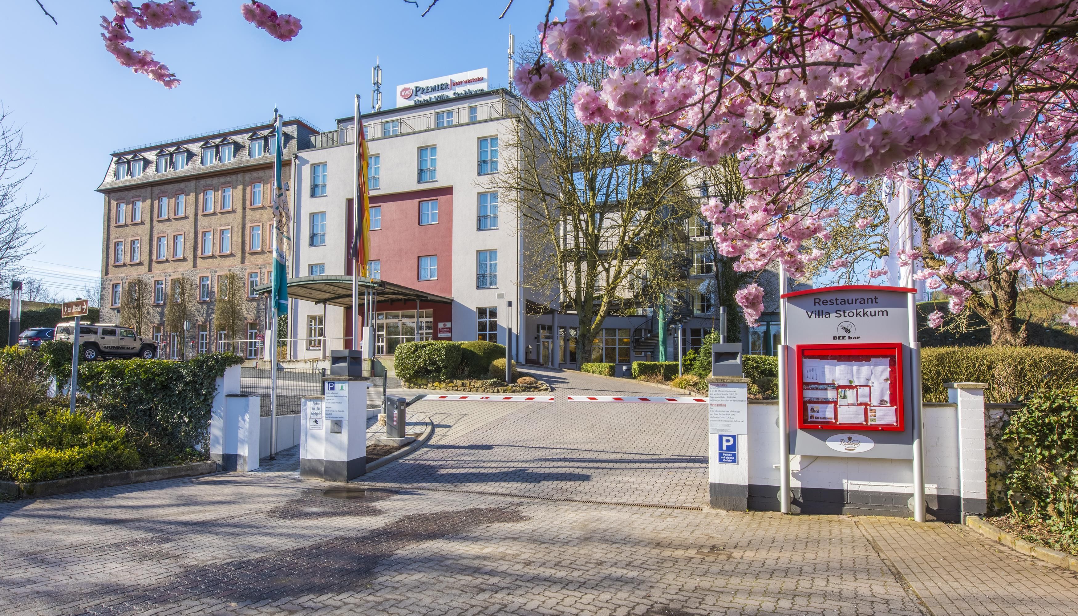 Ein Hotel Eingang mit Parkschild, B&B Schild und einem Restaurant namens Villa Stokkum.