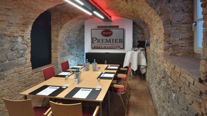Una sala de conferencias con una mesa larga, sillas y un cartel que dice "BWP Premier Best Western".