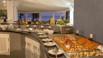 3 restaurants, breakfast, lunch, dinner served; Caribbean cuisine