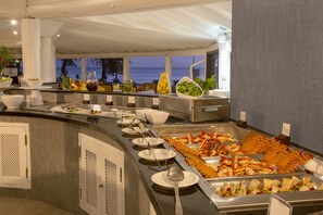 Petit-déjeuner, déjeuner et dîner servis sur place, vue sur la mer