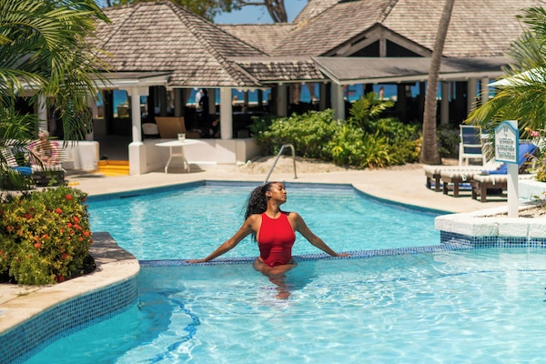 Kolam renang outdoor, dengan payung kolam renang dan kursi berjemur