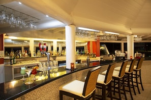 4 bars/lounges, piano bar