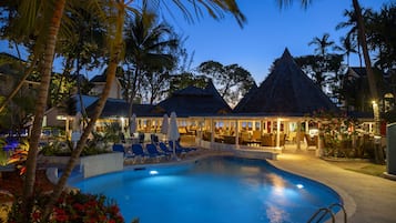 Piscine extérieure, parasols de plage, chaises longues