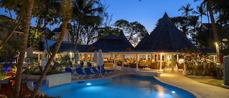 Piscine extérieure, parasols de plage, chaises longues