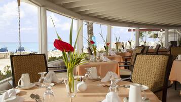 3 restaurants, breakfast, lunch, dinner served; Caribbean cuisine