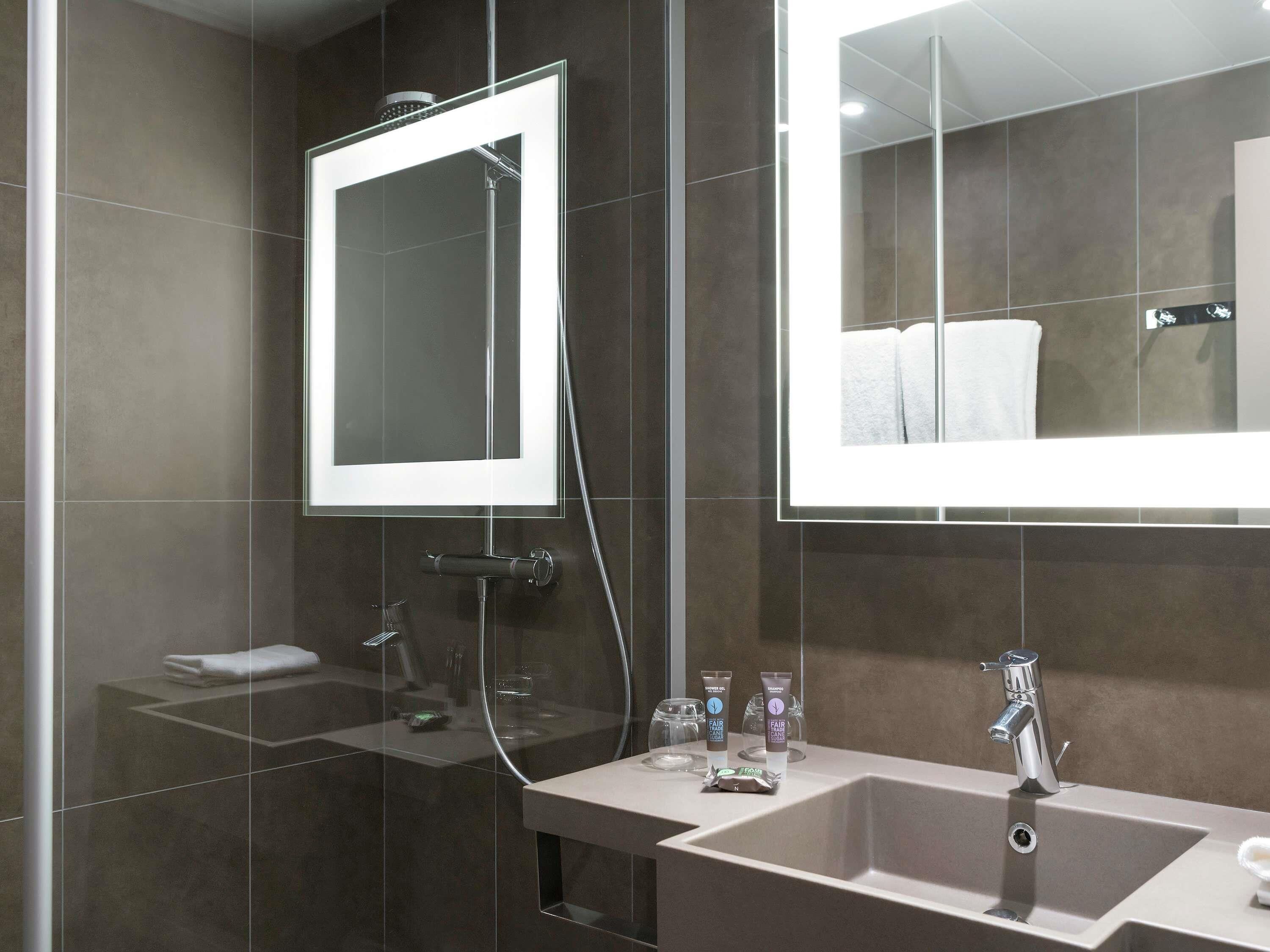 Luxe beddengoed, een kluis op de kamer, een bureau