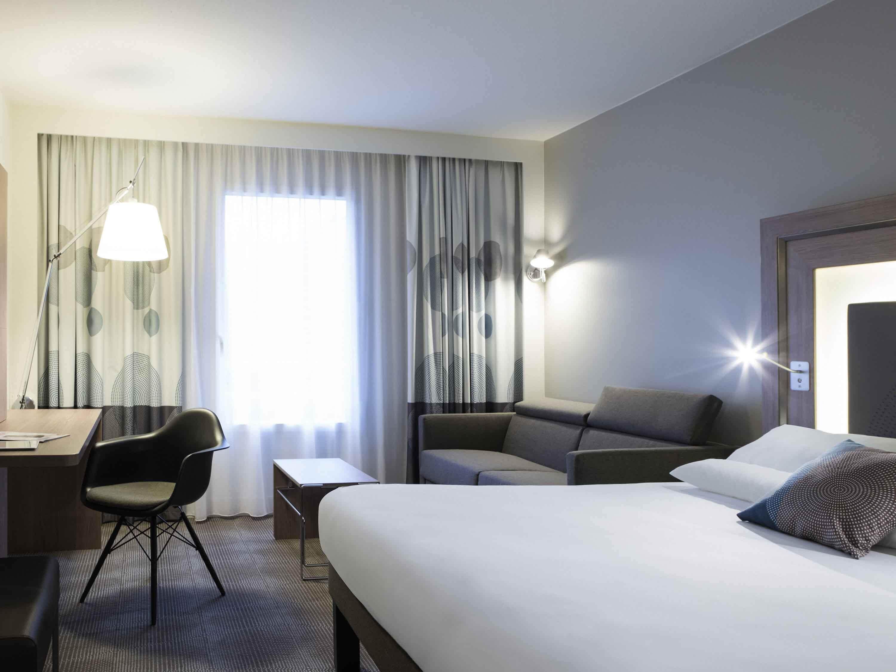 Chambre supérieure avec lits jumeaux, 1 grand lit et 1 canapé-lit | Literie de qualité, coffre-fort, bureau, rideaux d’obscurcissement