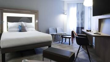 Executive Double Room, 1 Queen Bed with Sofa bed | Premium bedding, in-room safe, desk, blackout curtains