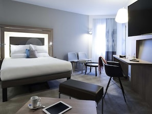 Executive tweepersoonskamer, 1 queensize bed met slaapbank | Luxe beddengoed, een kluis op de kamer, een bureau