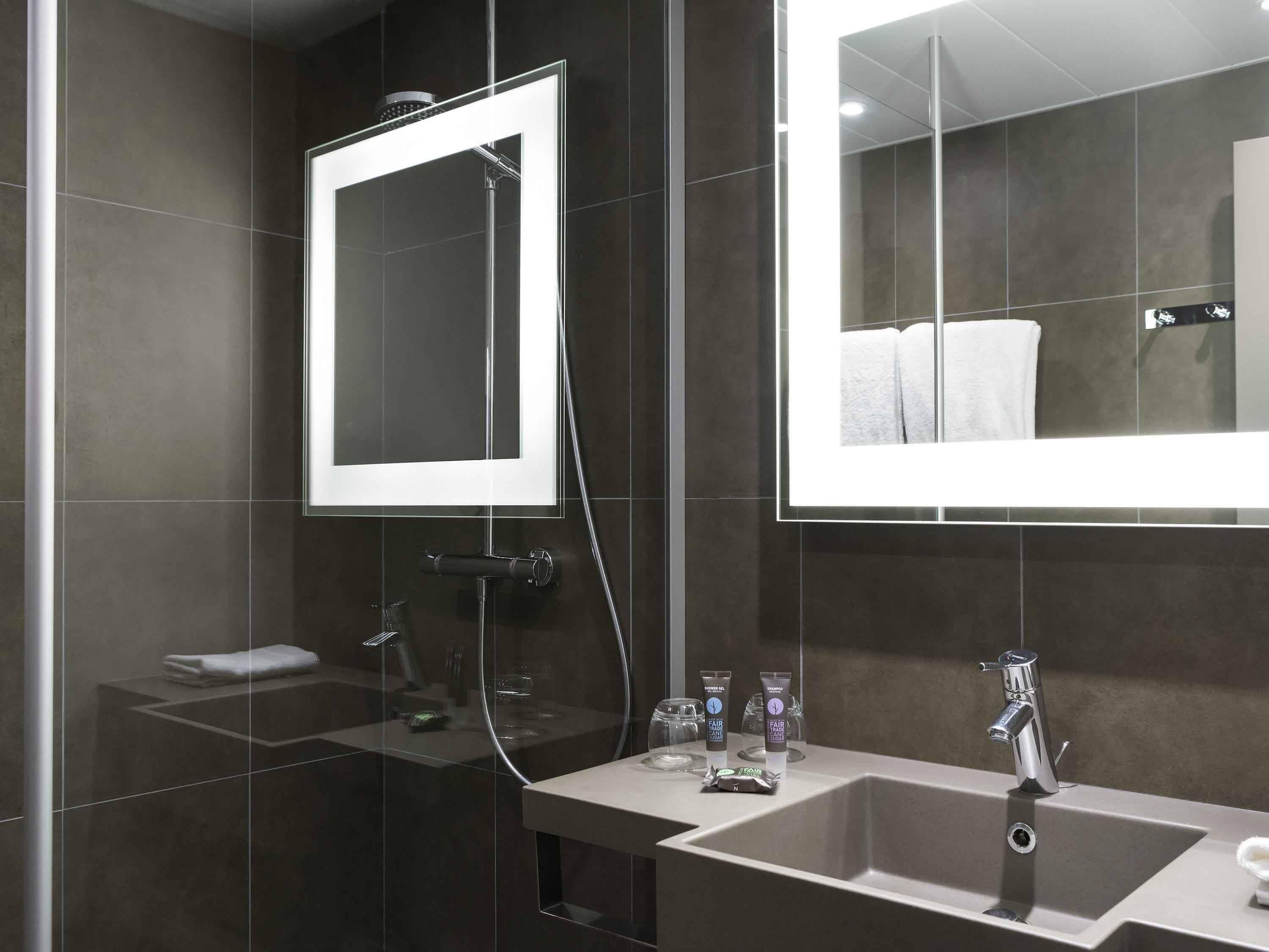 Hochwertige Bettwaren, Zimmersafe, Schreibtisch, Verdunkelungsvorhänge