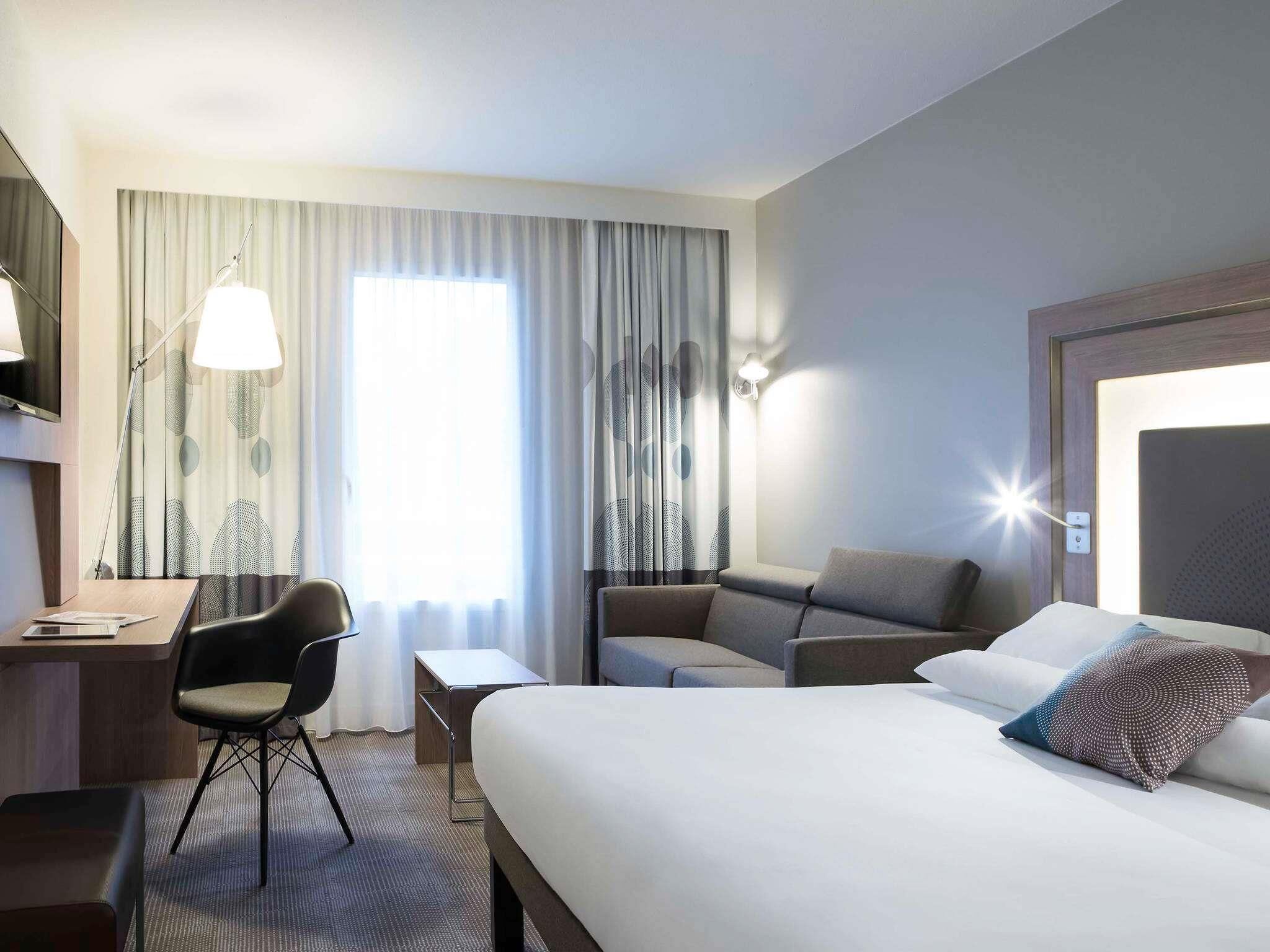 Chambre supérieure double, 1 grand lit et 1 canapé-lit | Literie de qualité, coffre-fort, bureau, rideaux d’obscurcissement