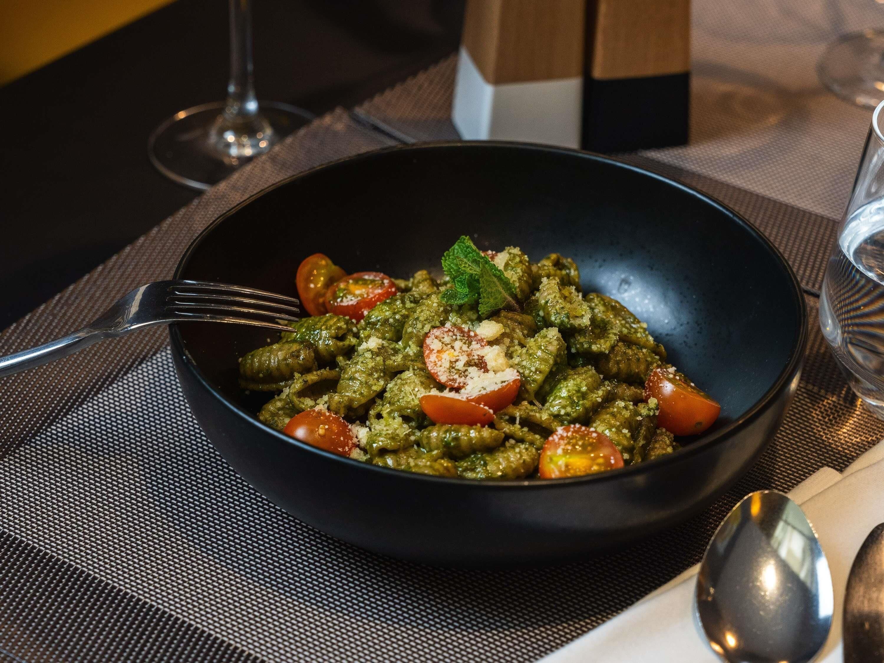 Un plato de comida con un tenedor y una cuchara sobre una mesa.