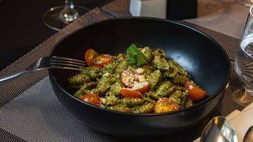 Un plato de comida con un tenedor y una cuchara sobre una mesa.