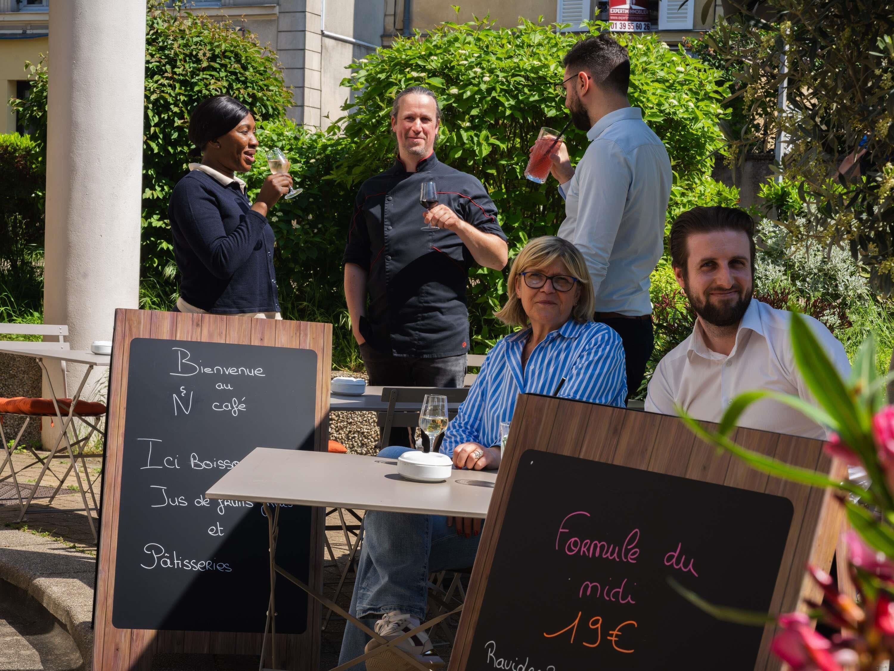 breakfast, lunch and dinner served