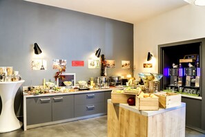 Sarapan bufet setiap hari (EUR 19 seorang) 