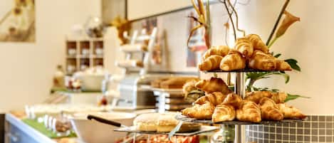Tägliches Frühstücksbuffet gegen Gebühr