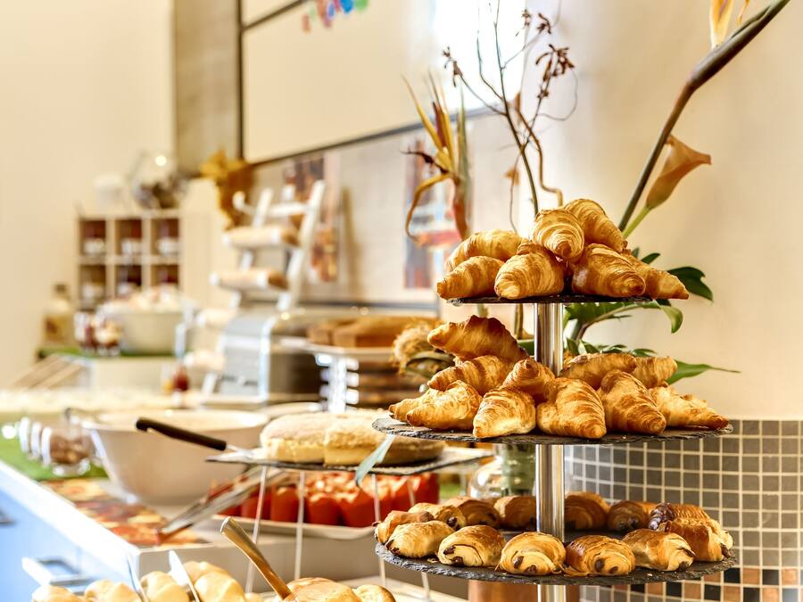 Se ofrece un desayuno bufé todos los días (por un coste adicional)