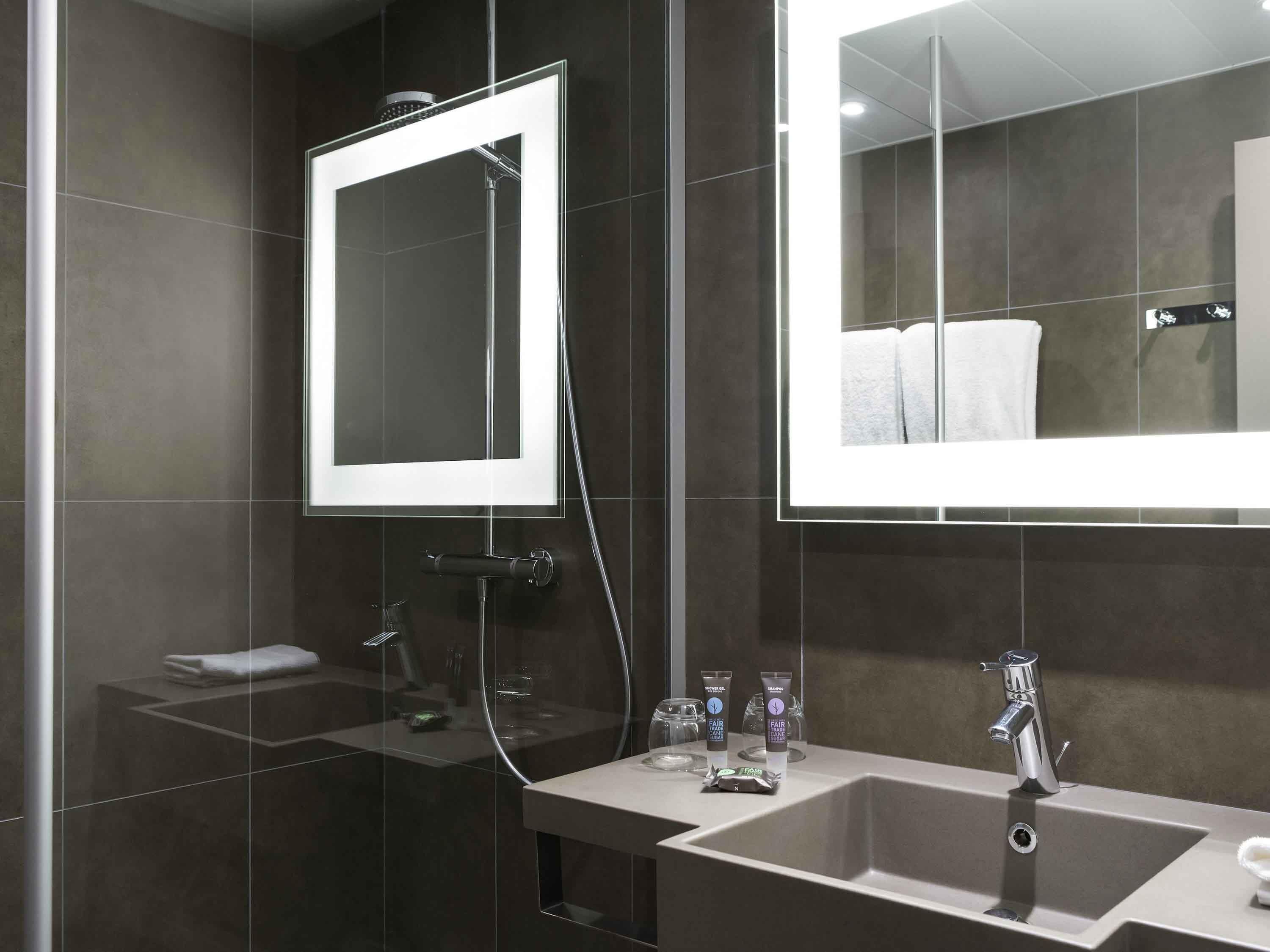 Premium-sengetøj, pengeskab på værelset, skrivebord