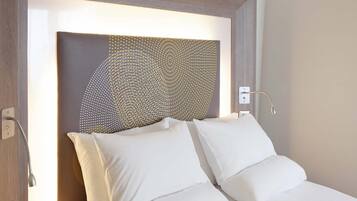 Ropa de cama de alta calidad y caja de seguridad en la habitación