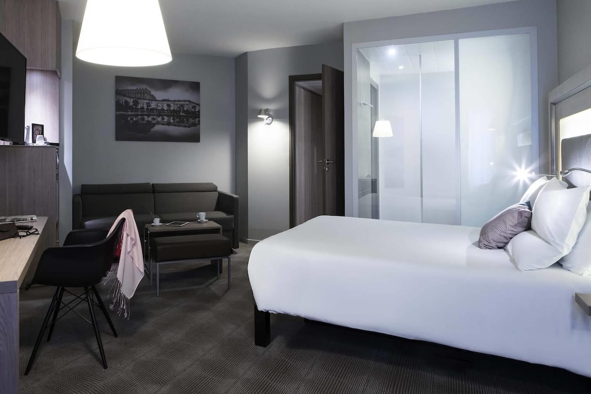 Dobbeltrom – executive, 1 queensize-seng med sovesofa | Sengetøy av topp kvalitet, safe på rommet og skrivebord