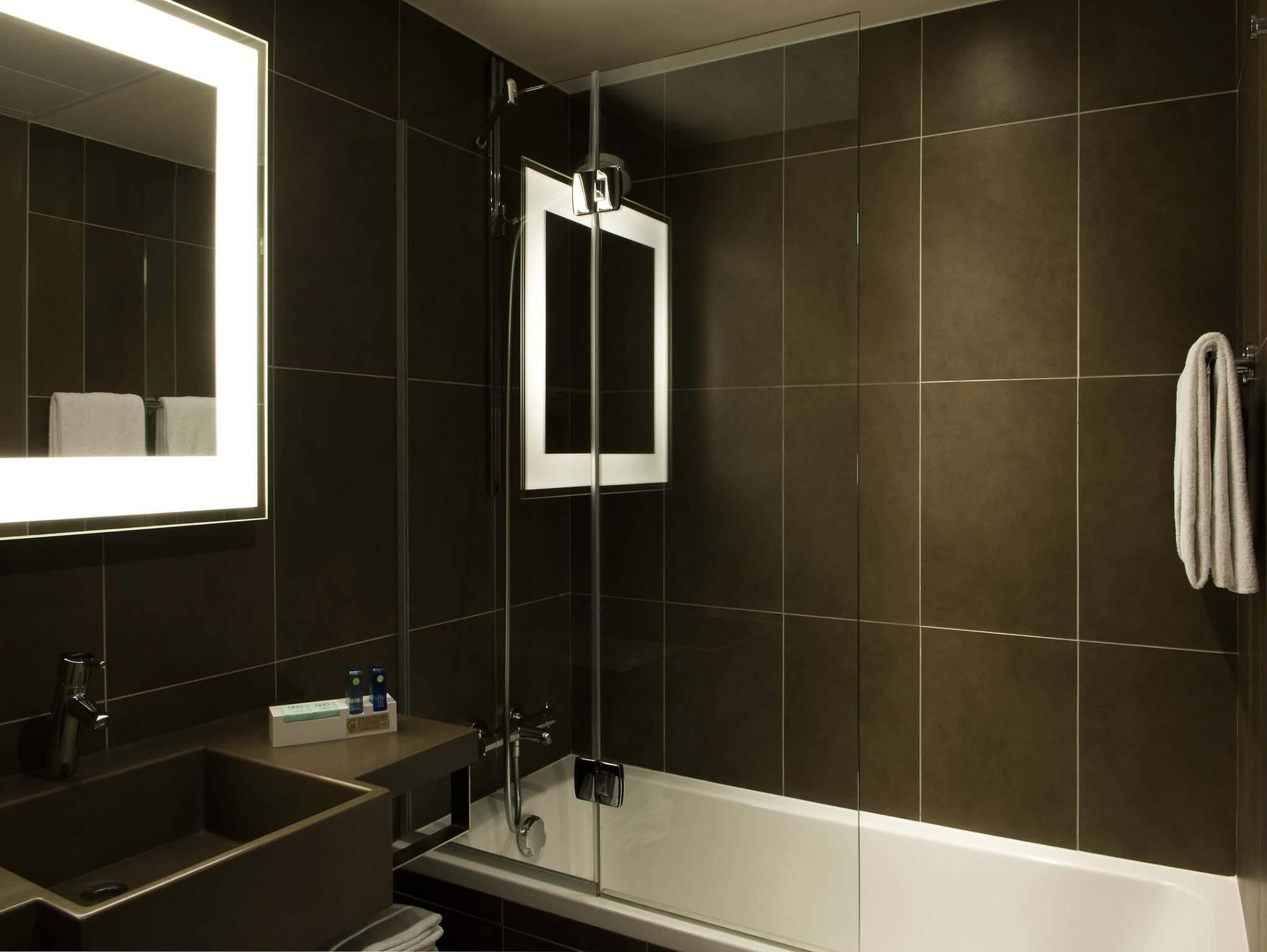 Superior Twin Room, 1 Katil Ratu (Queen) dengan Katil Sofa | Peralatan tempat tidur premium, peti besi dalam bilik, meja 