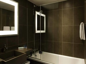 Superior Twin Room, 1 Katil Ratu (Queen) dengan Katil Sofa | Peralatan tempat tidur premium, peti besi dalam bilik, meja 