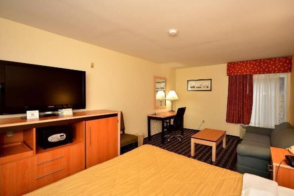 In-room safe, desk, laptop workspace, blackout drapes
