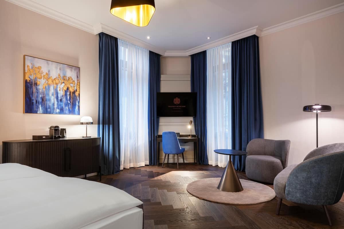 Deluxe kamer (Grand) | Luxe beddengoed, een minibar, een kluis op de kamer