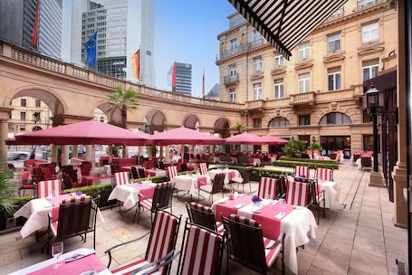 3 restaurantes, com serviço de almoço e jantar; culinária japonesa. Steigenberger Icon Frankfurter Hof