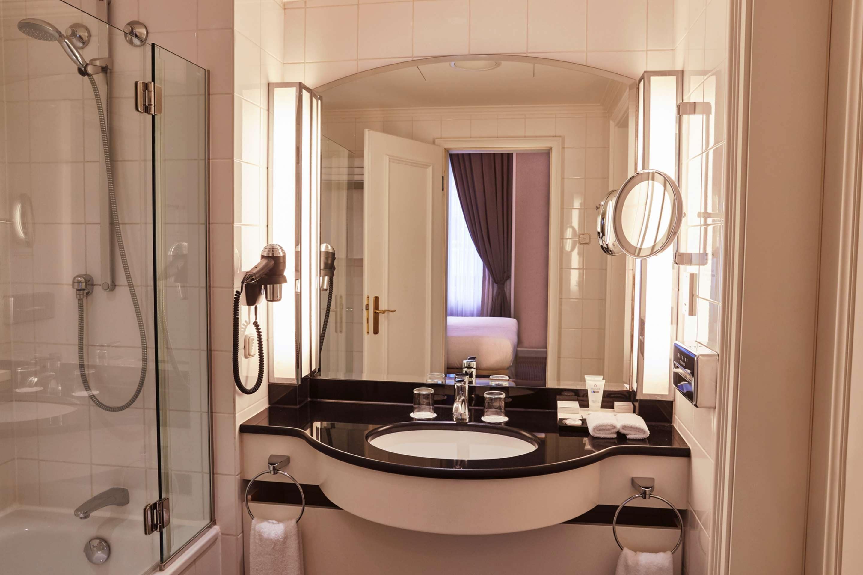 superior room, 1 king bed | 1 bedroom, premium bedding, minibar, in-room safe