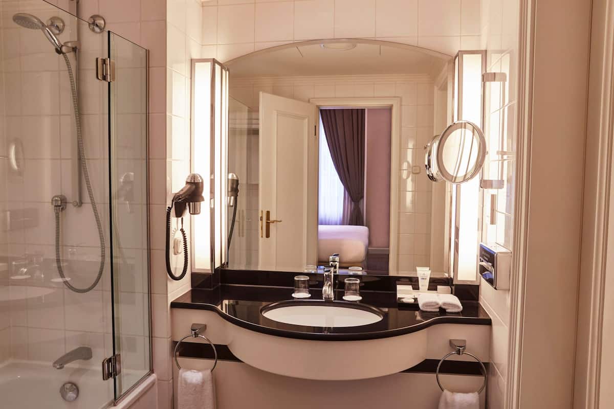 superior room, 1 king bed | 1 bedroom, premium bedding, minibar, in-room safe