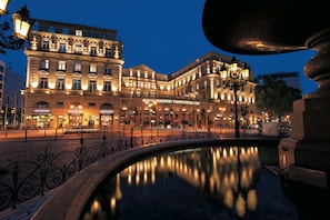 A historic building with multiple stories, large windows, and a central courtyard with a fountain. - Steigenberger Icon Frankfurter Hof (Frankfurt)
