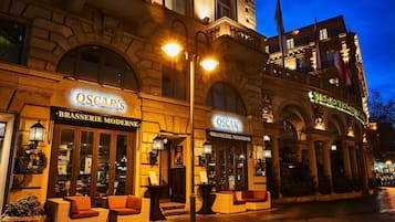 3 restaurantes; se sirven almuerzos, cenas y cocina japonesa