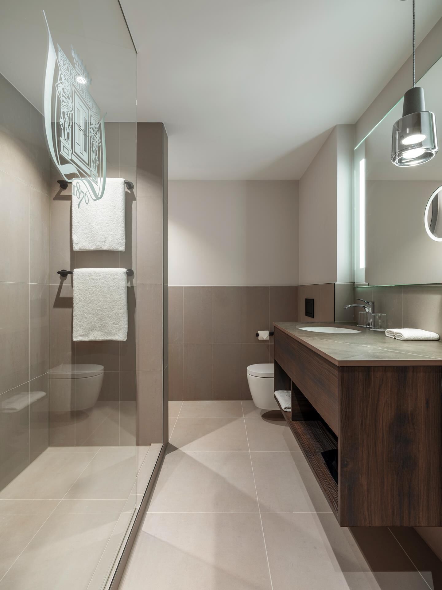 Deluxe kamer (Signature) | Luxe beddengoed, een minibar, een kluis op de kamer