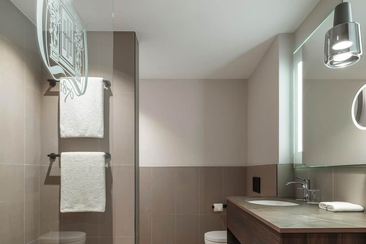 Deluxe kamer (Signature) | Luxe beddengoed, een minibar, een kluis op de kamer