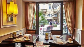 Tägliches großes Frühstück (46 EUR pro Person)