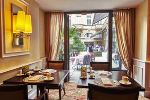 Se ofrece un desayuno completo (46 EUR por persona)