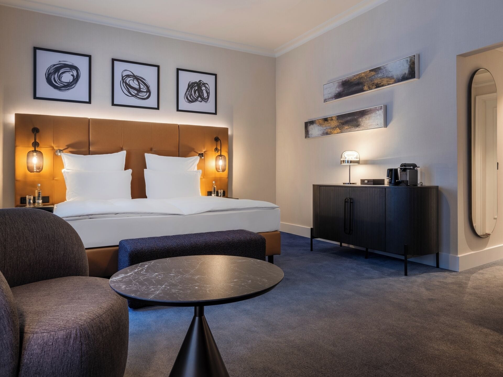 ห้องดีลักซ์ดับเบิล | เครื่องนอนระดับพรีเมียม, มินิบาร์, ตู้นิรภัยในห้องพัก