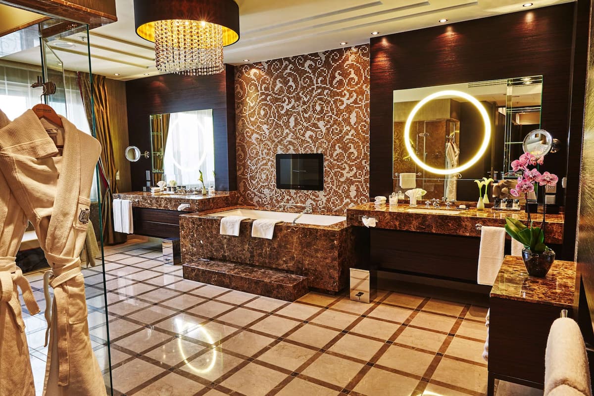 1 bedroom, premium bedding, minibar, in-room safe