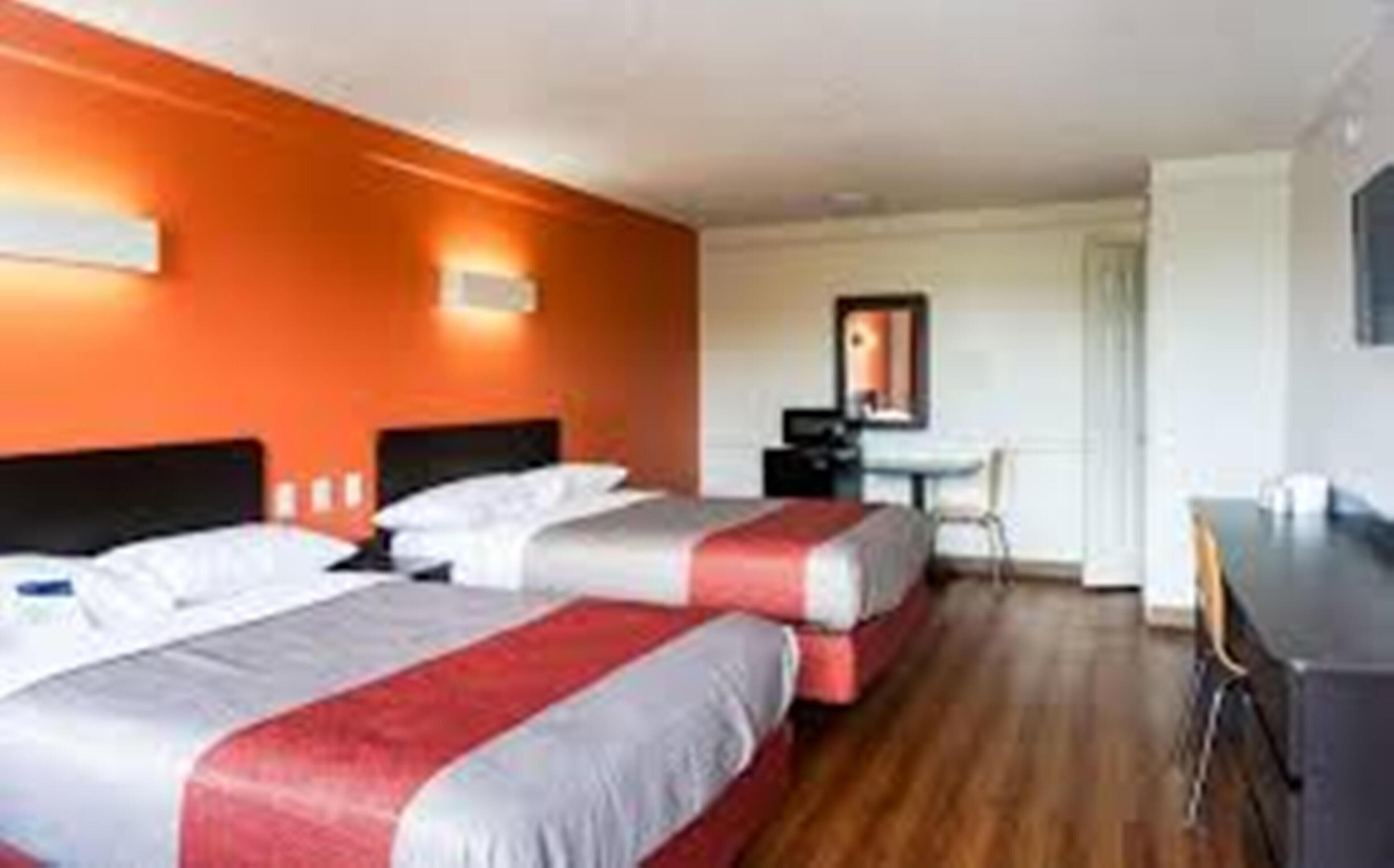 Escrivaninha, ferros/tábuas de passar roupa, Wi-Fi de cortesia