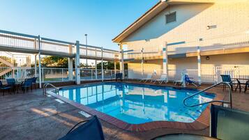 حمّام سباحة خارجي