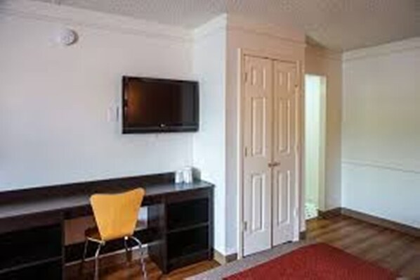 Escrivaninha, ferros/tábuas de passar roupa, Wi-Fi de cortesia