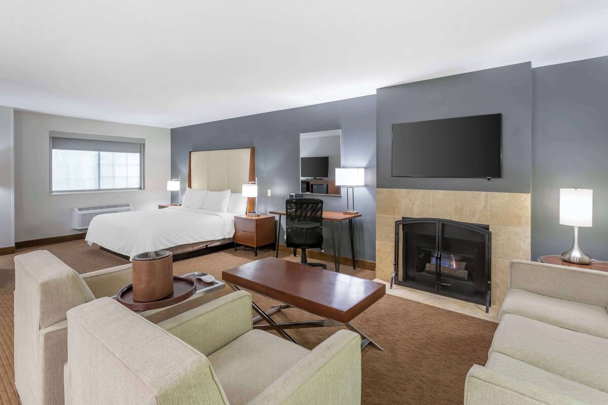 Suite, 1 très grand lit, non-fumeur, baignoire à jets (with Sofabed) | Literie de qualité, lit avec matelas à plateau-coussin, coffre-fort