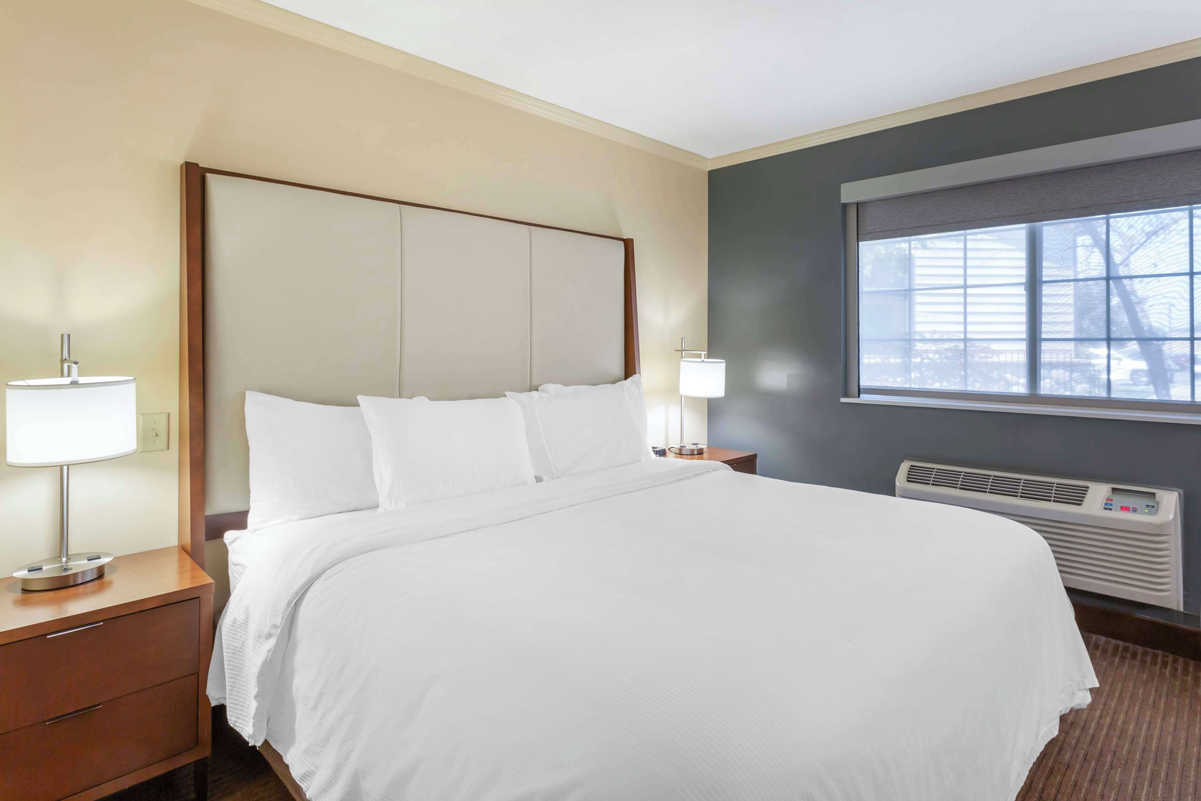 executive suite, 1 king bed, non smoking, jetted tub | premium bedding, pillow-top beds, in-room safe, desk